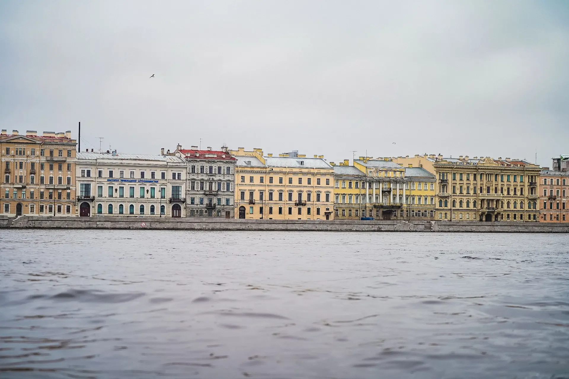 Уделяем особое внимание фасадам зданий, особенно в исторической части города. ГАТИ и ГЖИ ежедневно к