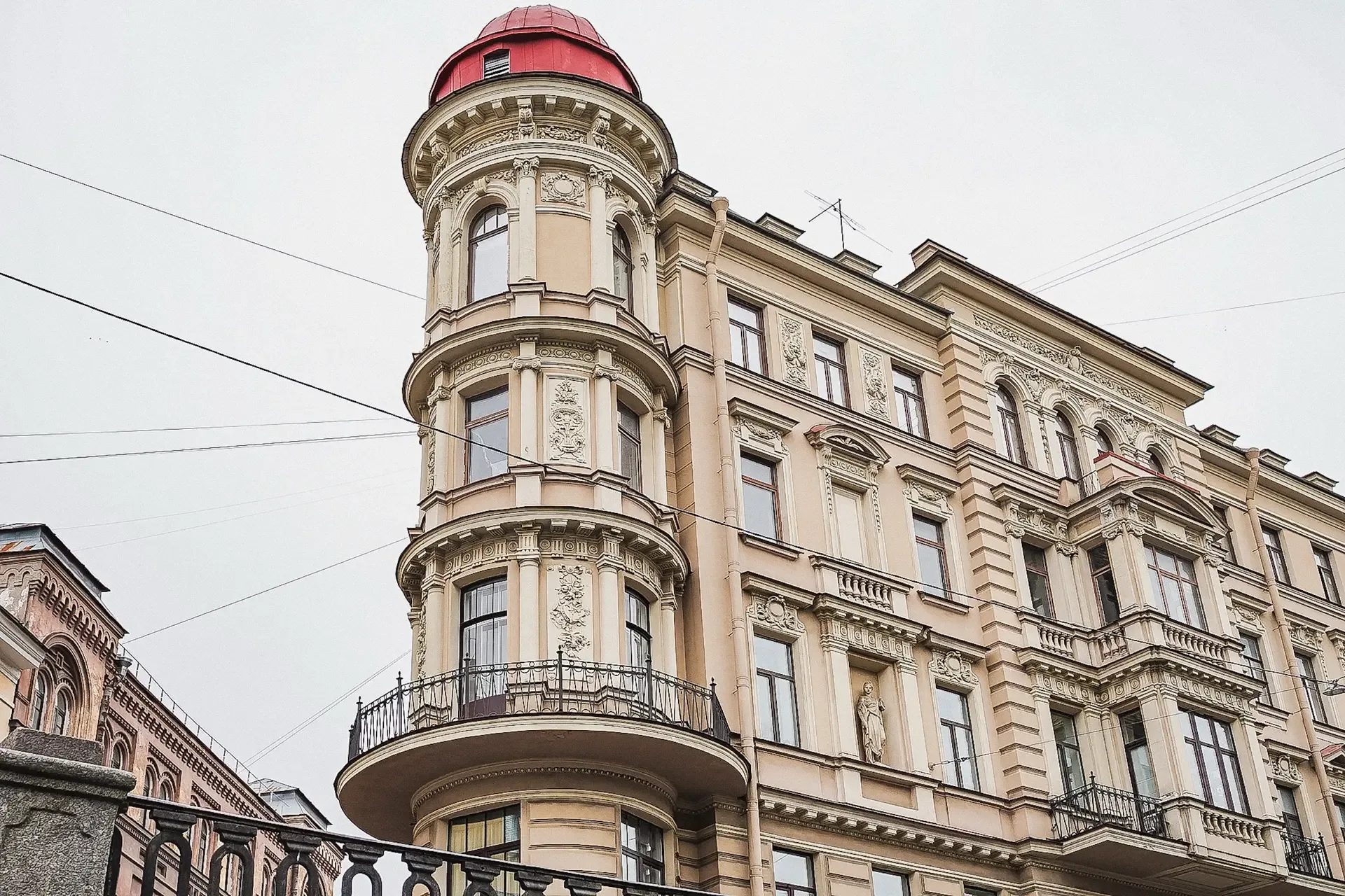 Уделяем особое внимание фасадам зданий, особенно в исторической части города. ГАТИ и ГЖИ ежедневно к