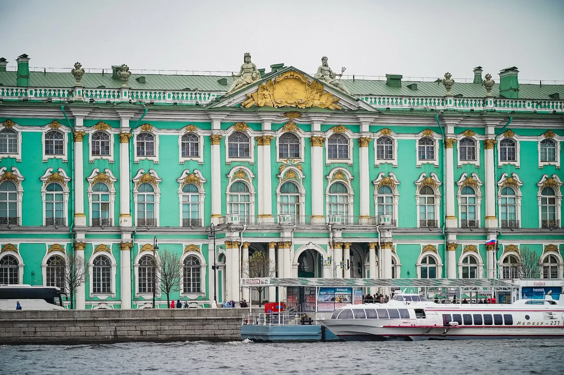 Уделяем особое внимание фасадам зданий, особенно в исторической части города. ГАТИ и ГЖИ ежедневно к