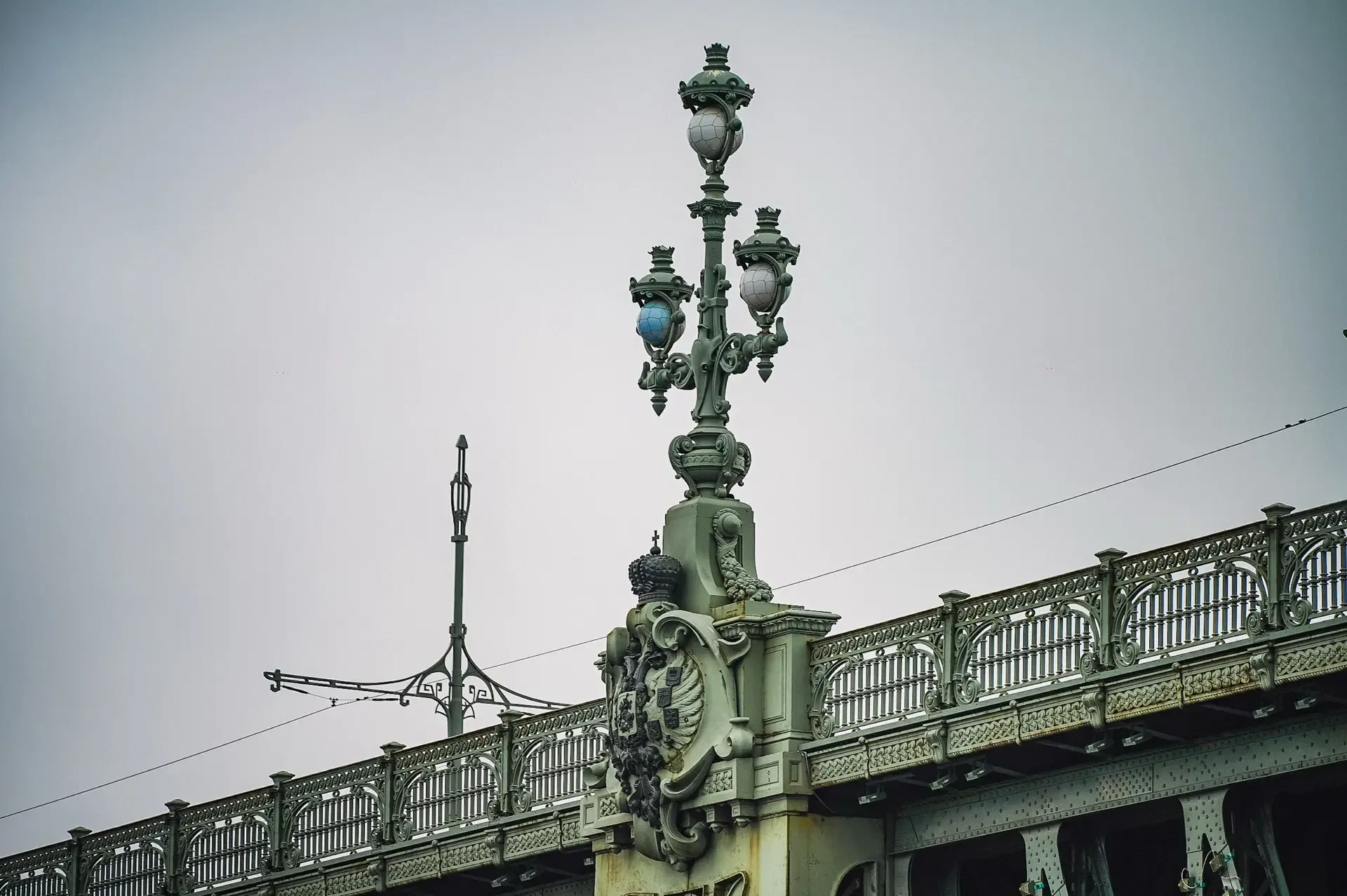 Уделяем особое внимание фасадам зданий, особенно в исторической части города. ГАТИ и ГЖИ ежедневно к