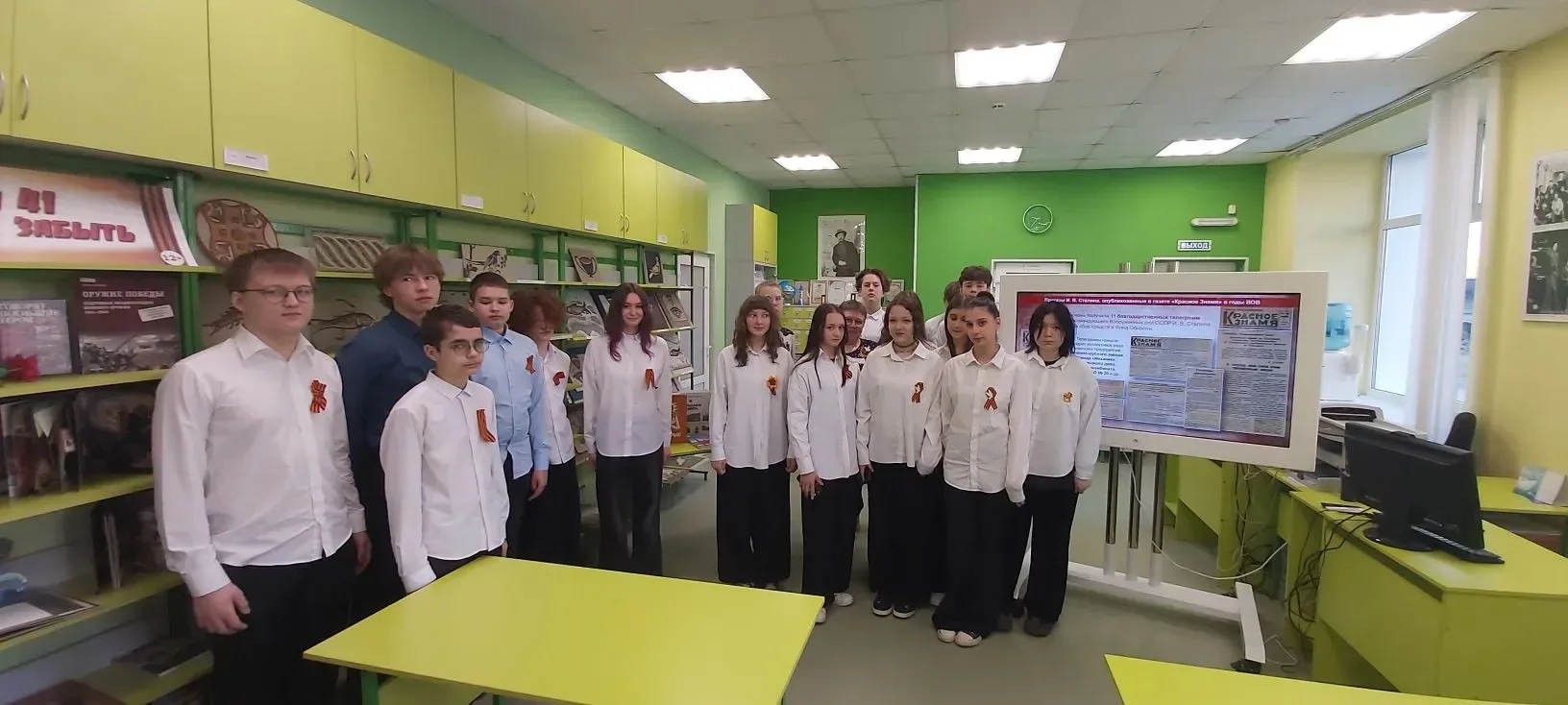 ✨ В преддверии Дня Победы ученики 8 «Д» класса посетили Чеховскую библиотеку, где прошло трогательно