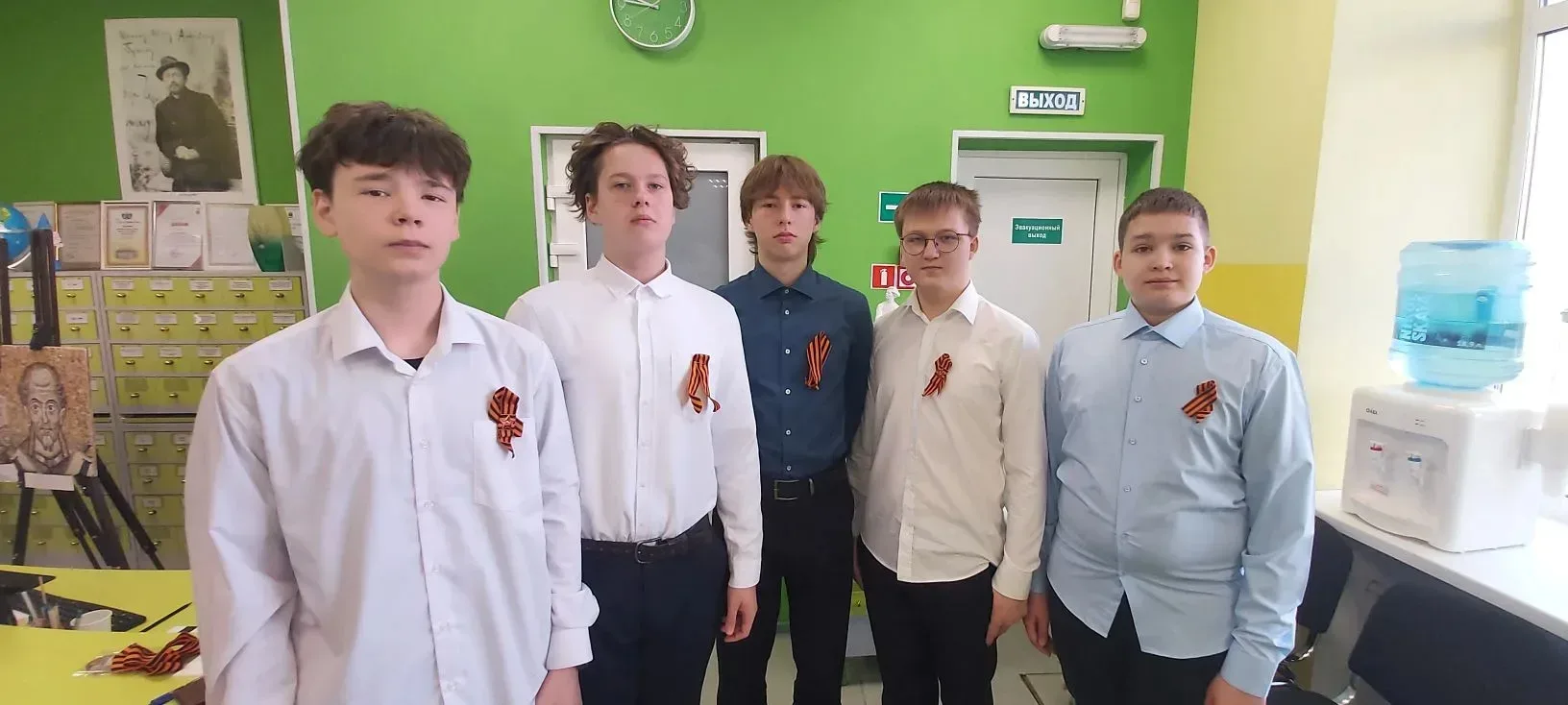 ✨ В преддверии Дня Победы ученики 8 «Д» класса посетили Чеховскую библиотеку, где прошло трогательно