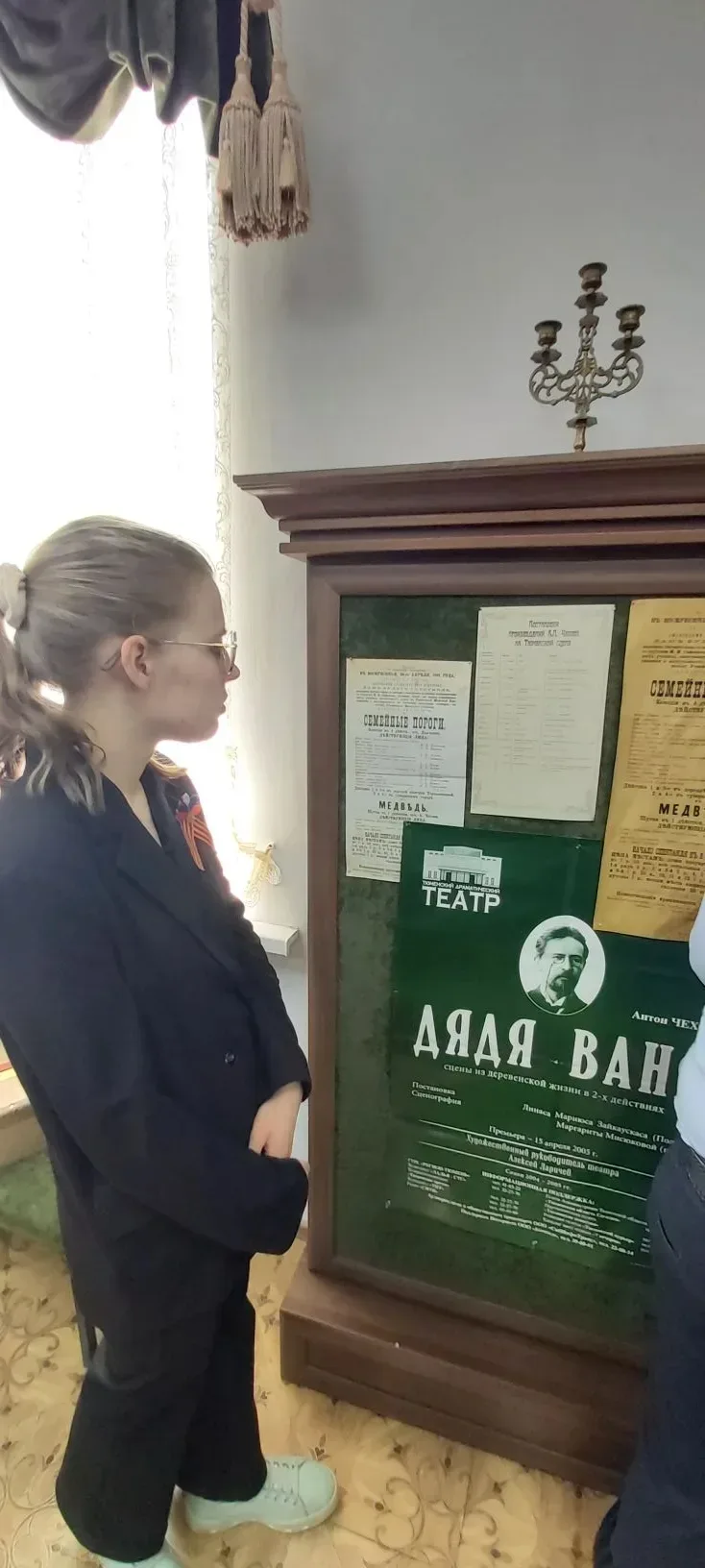 ✨ Познавательный урок в библиотеке им. А. П. Чехова ✨  🙌 На днях ребята из 8Д класса отправились в у