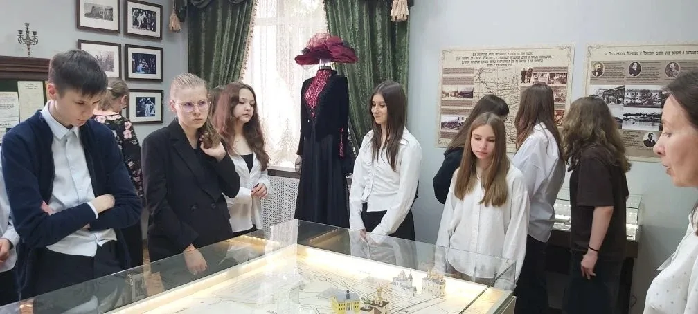 ✨ Познавательный урок в библиотеке им. А. П. Чехова ✨  🙌 На днях ребята из 8Д класса отправились в у