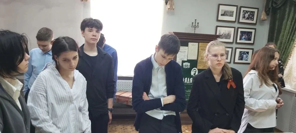 ✨ Познавательный урок в библиотеке им. А. П. Чехова ✨  🙌 На днях ребята из 8Д класса отправились в у