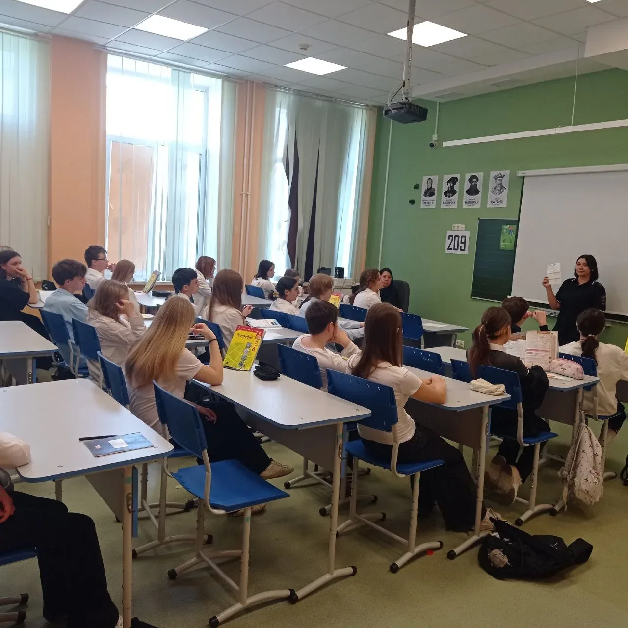 С наступлением теплых дней улица оживает, и вместе с ней оживают наши юные горожане, выбирая самокат