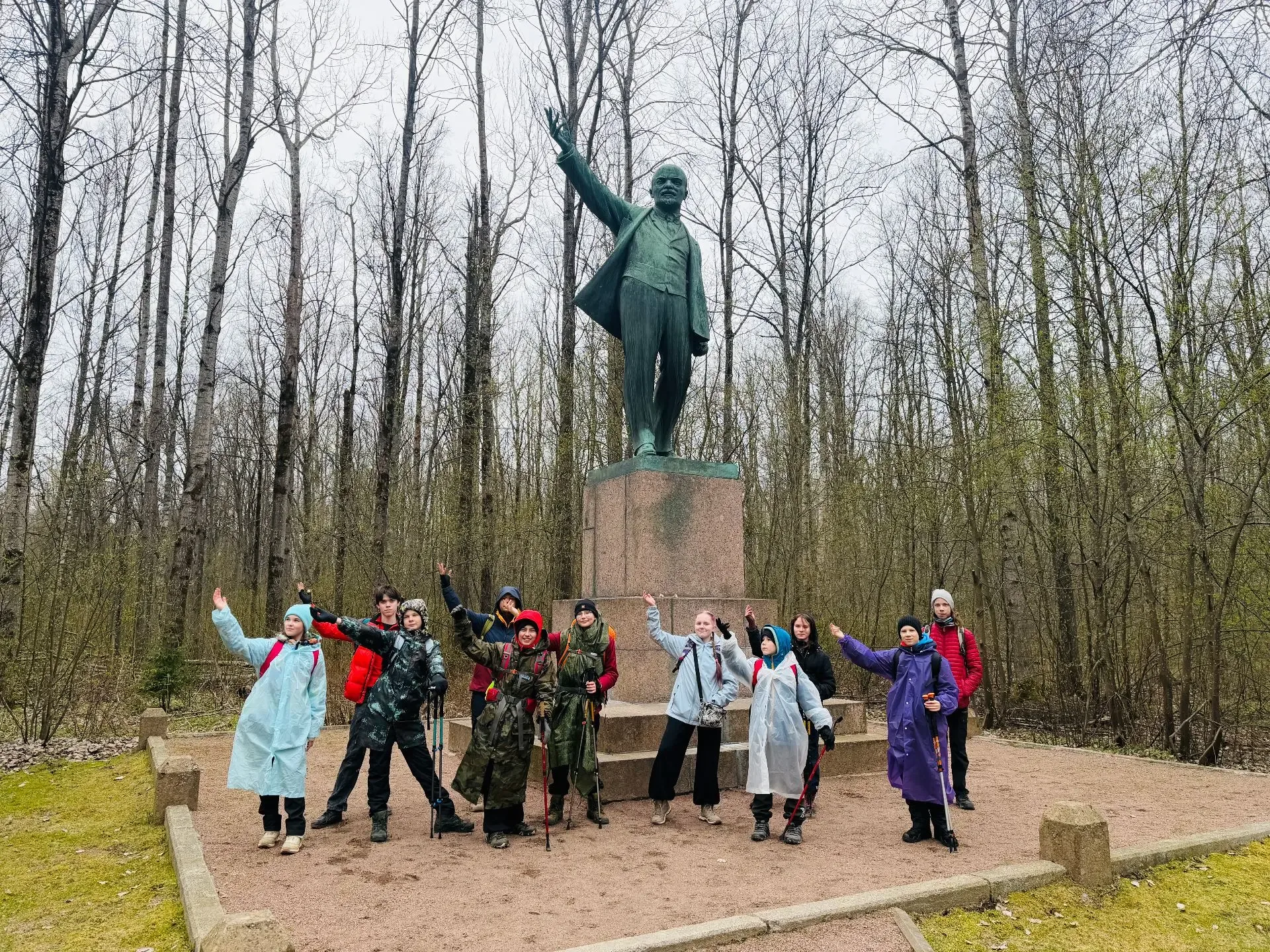 🏕 15 километров сквозь историю: поход клуба «Тропинка» по Ленинской тропе    24 апреля юные туристы 