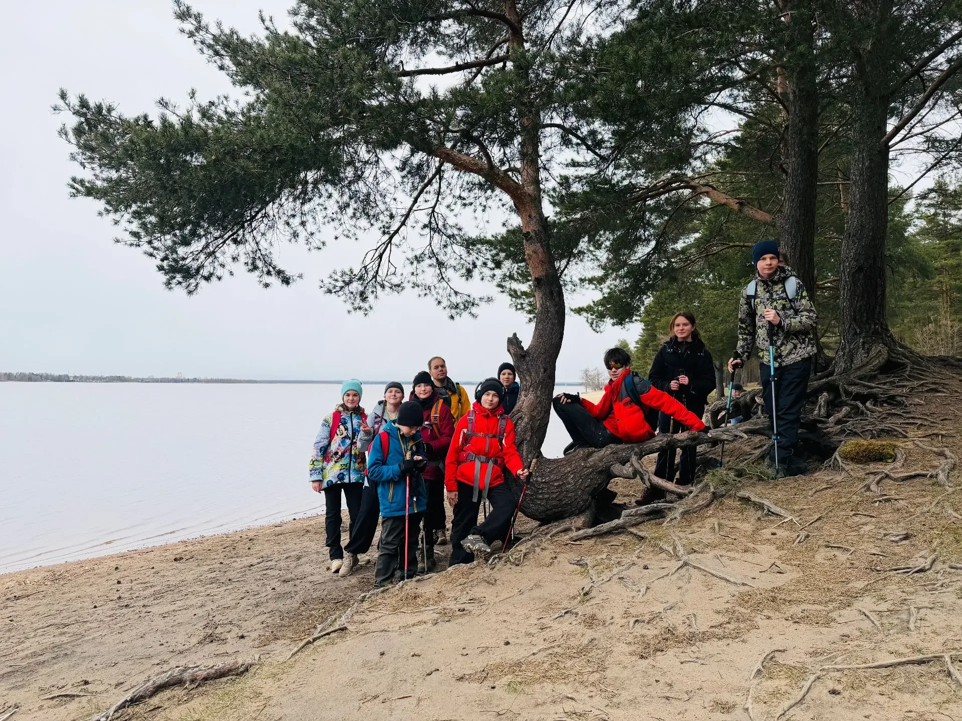 🏕 15 километров сквозь историю: поход клуба «Тропинка» по Ленинской тропе    24 апреля юные туристы 