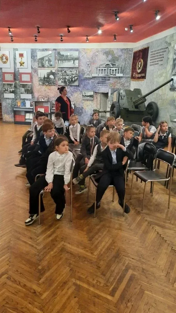 🇷🇺 1 «А» класс: прикосновение к подвигу Ленинграда  Ко дню Победы 1 «А» класс совершил необычное пут