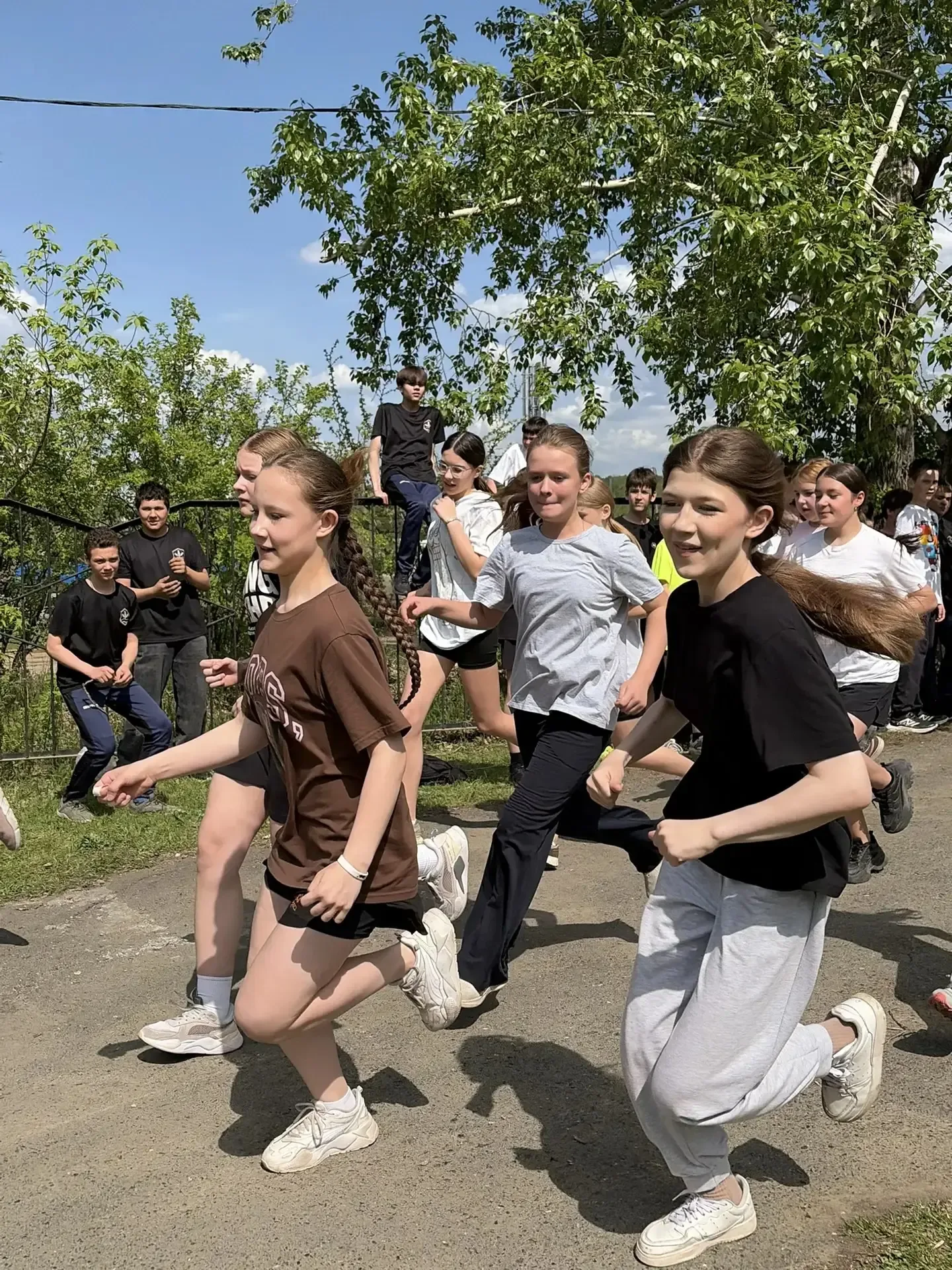 ✨ 16 мая на стадионе МАОУ СОШ №131 прошёл приём нормативов ГТО по бегу на длинную дистанцию! ✨    В 