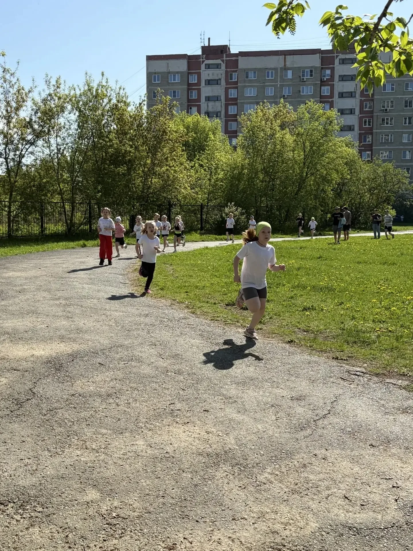 ✨ 16 мая на стадионе МАОУ СОШ №131 прошёл приём нормативов ГТО по бегу на длинную дистанцию! ✨    В 