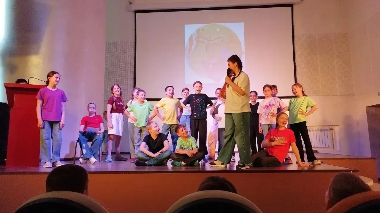 🎭 15 мая в нашей школе состоялся итоговый творческий показ «Мастерской сценического искусства» под р