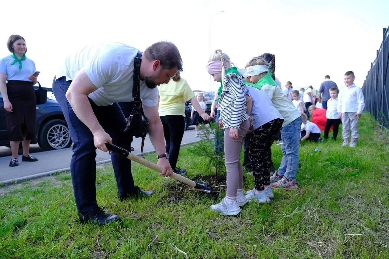 🌳 "Аллея Первых" в школе №686! 🌳  Сегодня, 19 мая, в России мы отмечаем особенный день – День детски
