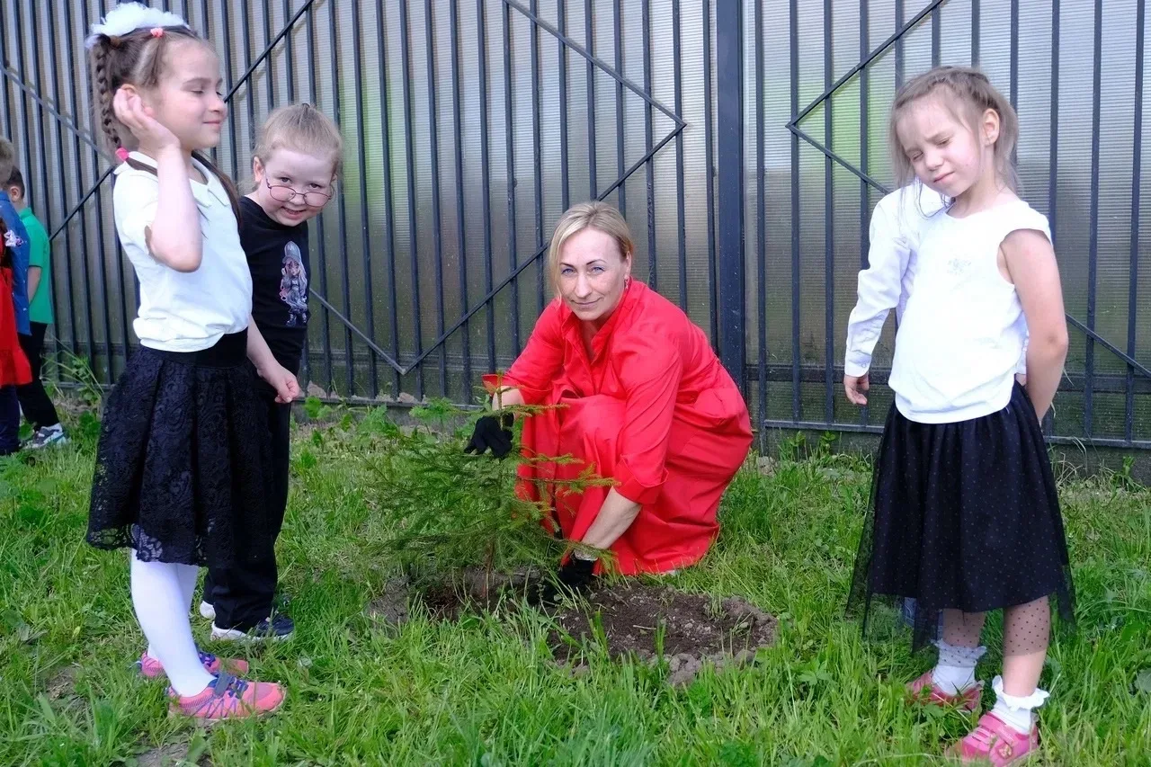 🌳 "Аллея Первых" в школе №686! 🌳  Сегодня, 19 мая, в России мы отмечаем особенный день – День детски