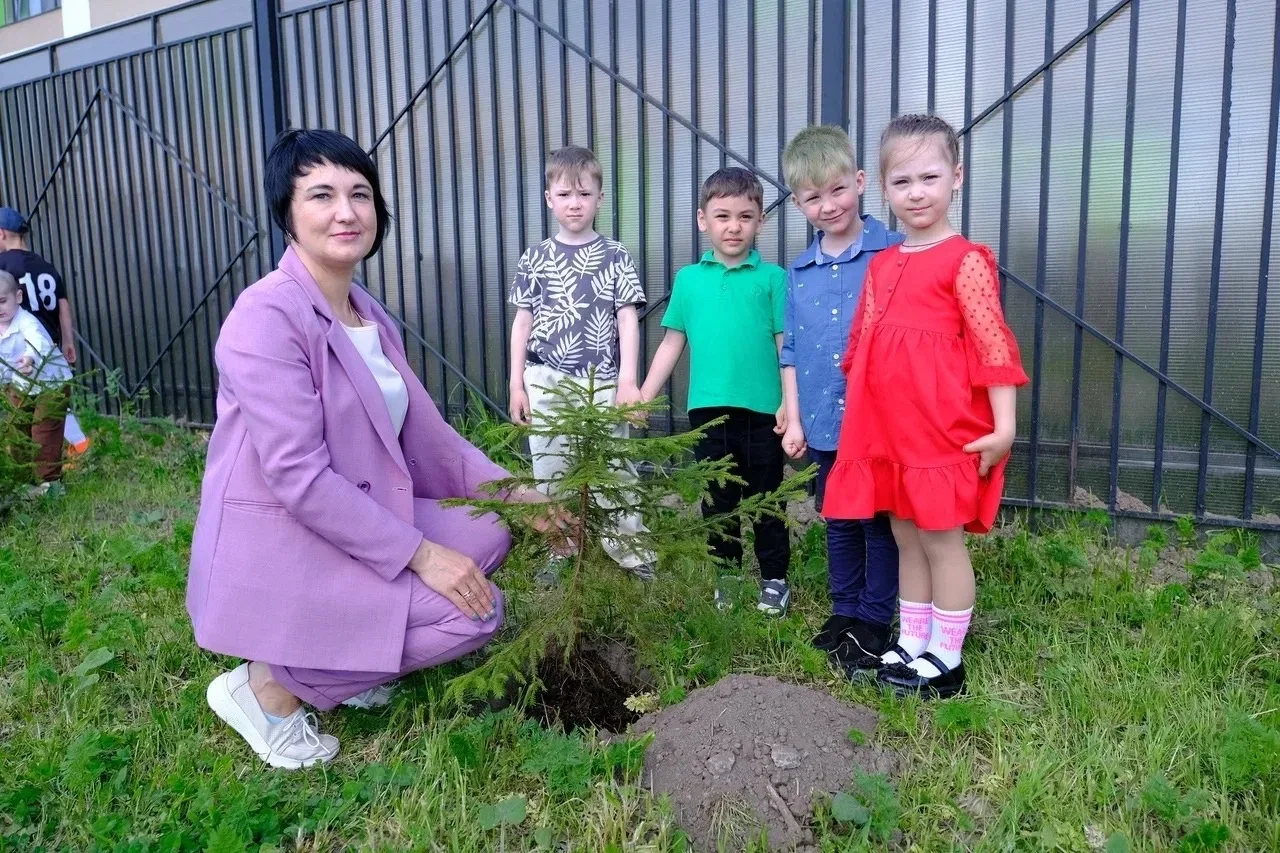 🌳 "Аллея Первых" в школе №686! 🌳  Сегодня, 19 мая, в России мы отмечаем особенный день – День детски