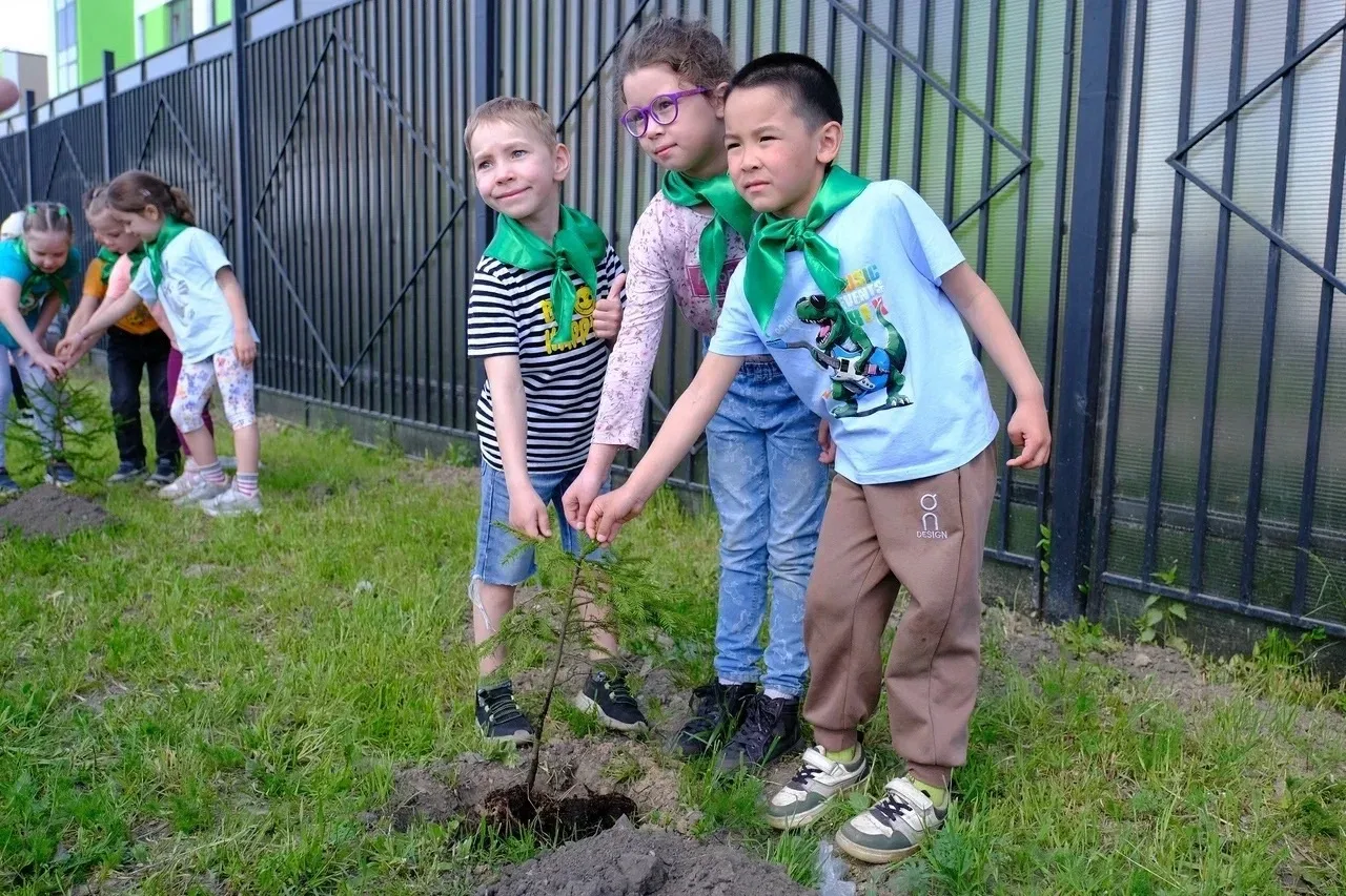 🌳 "Аллея Первых" в школе №686! 🌳  Сегодня, 19 мая, в России мы отмечаем особенный день – День детски