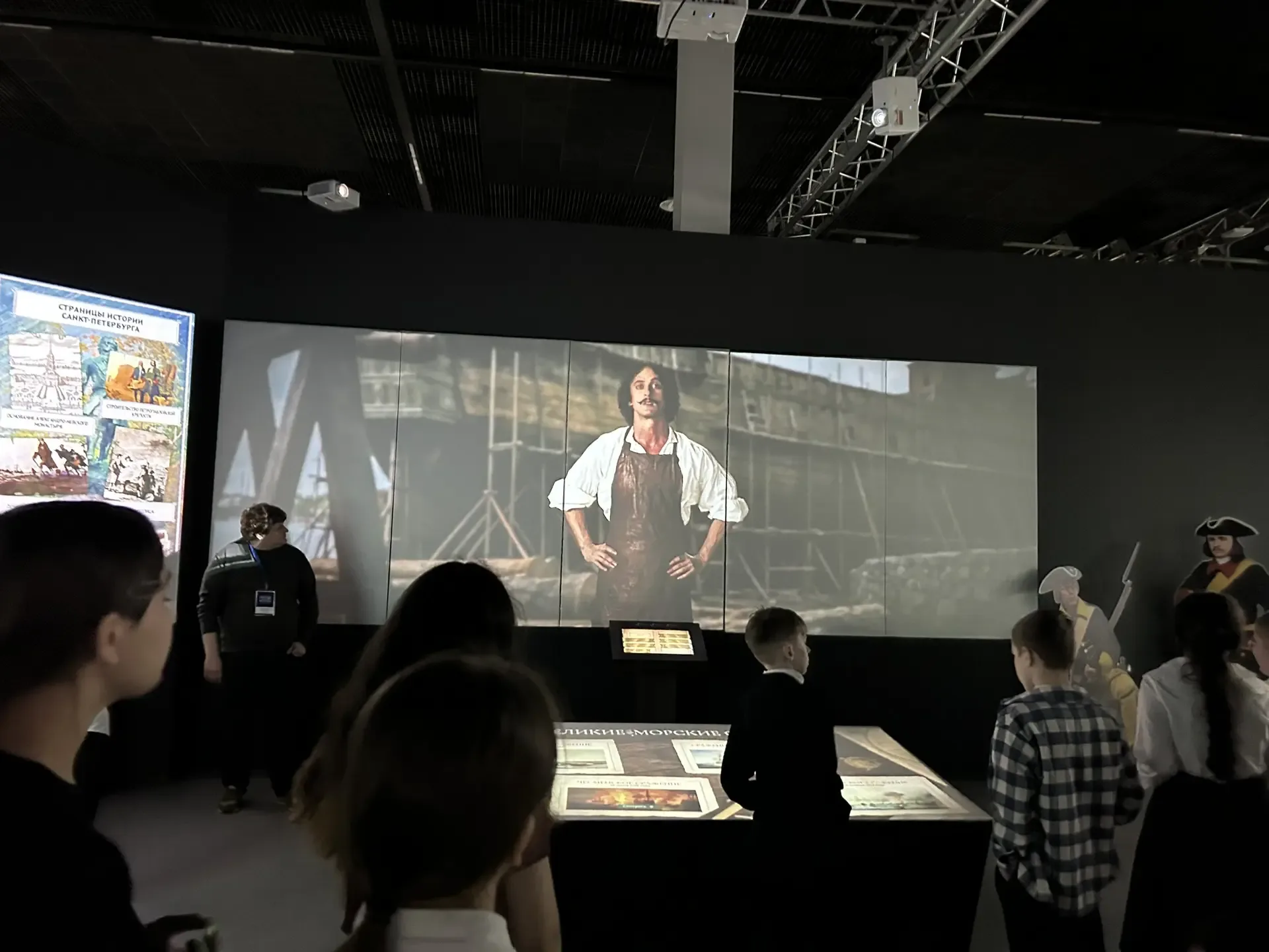 Путешествие в прошлое: Романовы в мультимедийном формате! 👑  Наши ученики 6-1 и 4-4 классов совершил