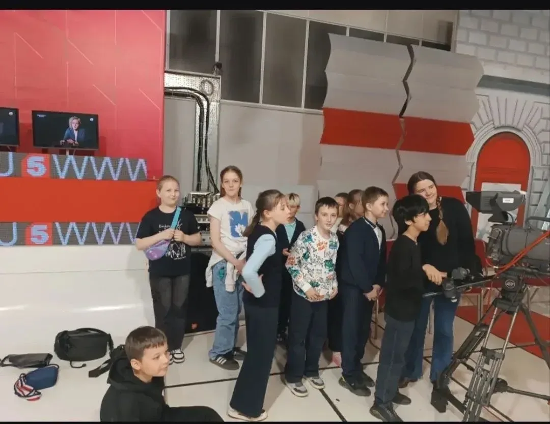 Учащиеся 3-3 и 3-4 классов совершили экскурсию на "5 канал". Это было замечательное приключение, где
