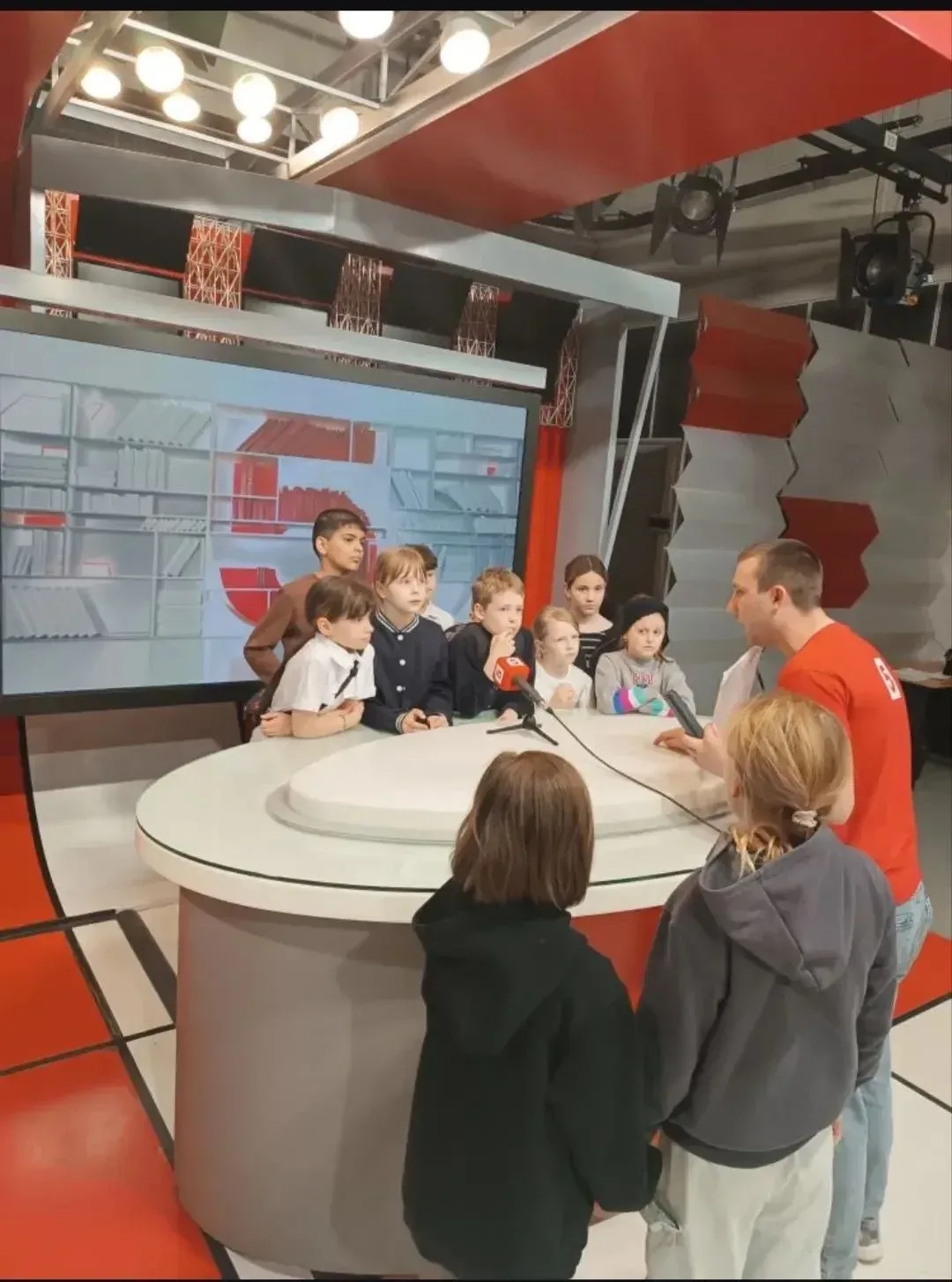 Учащиеся 3-3 и 3-4 классов совершили экскурсию на "5 канал". Это было замечательное приключение, где