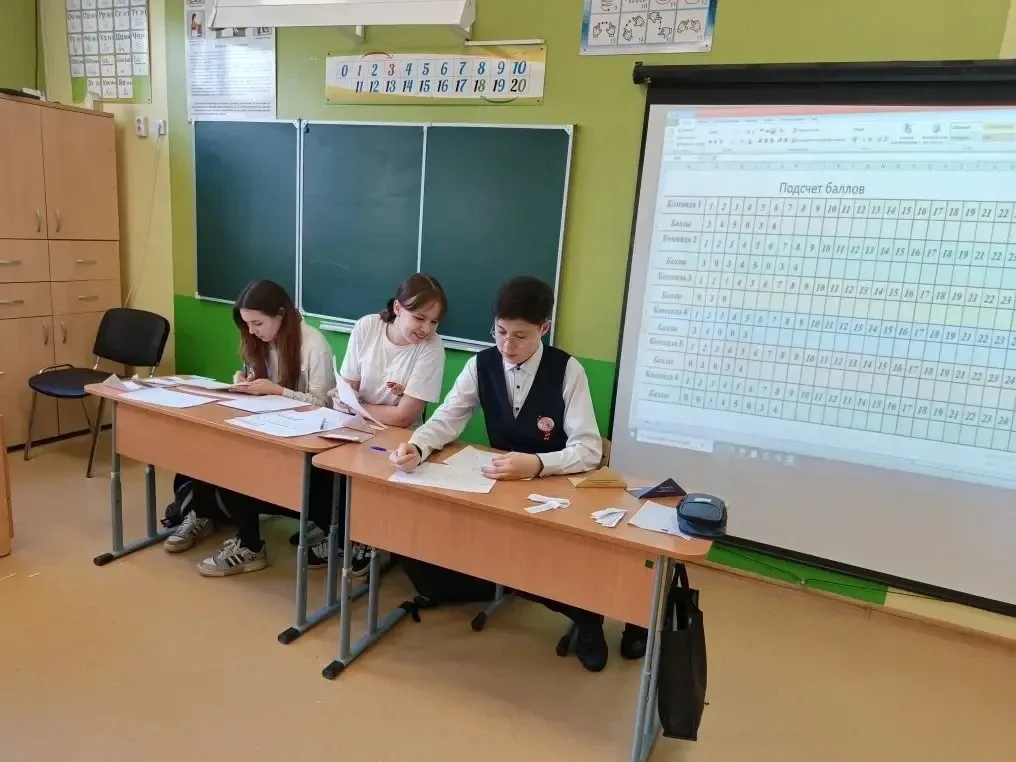 В 7М классе прошла игра "Математическая карусель", под руководством учителя математики Латышевой Н.А