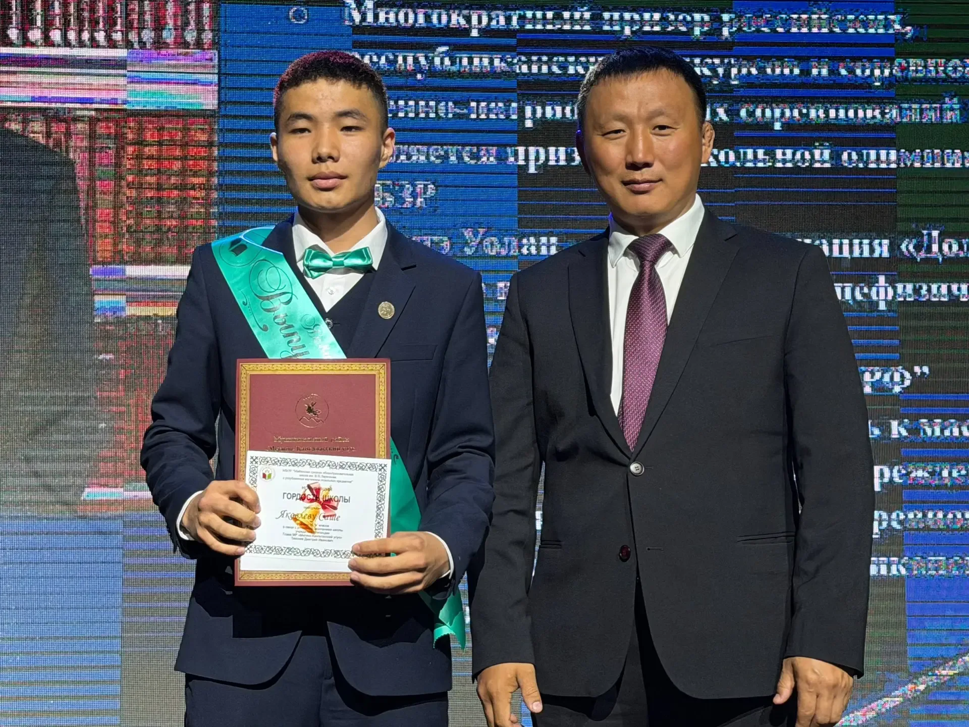 УЛУУСПУТ ОСКУОЛАЛАРЫГАР ТИҺЭХ ЧУОРААН ЧУГДААРДА   Бүгүн, ыам ыйын 26 күнүгэр, улууспут оскуолаларыга