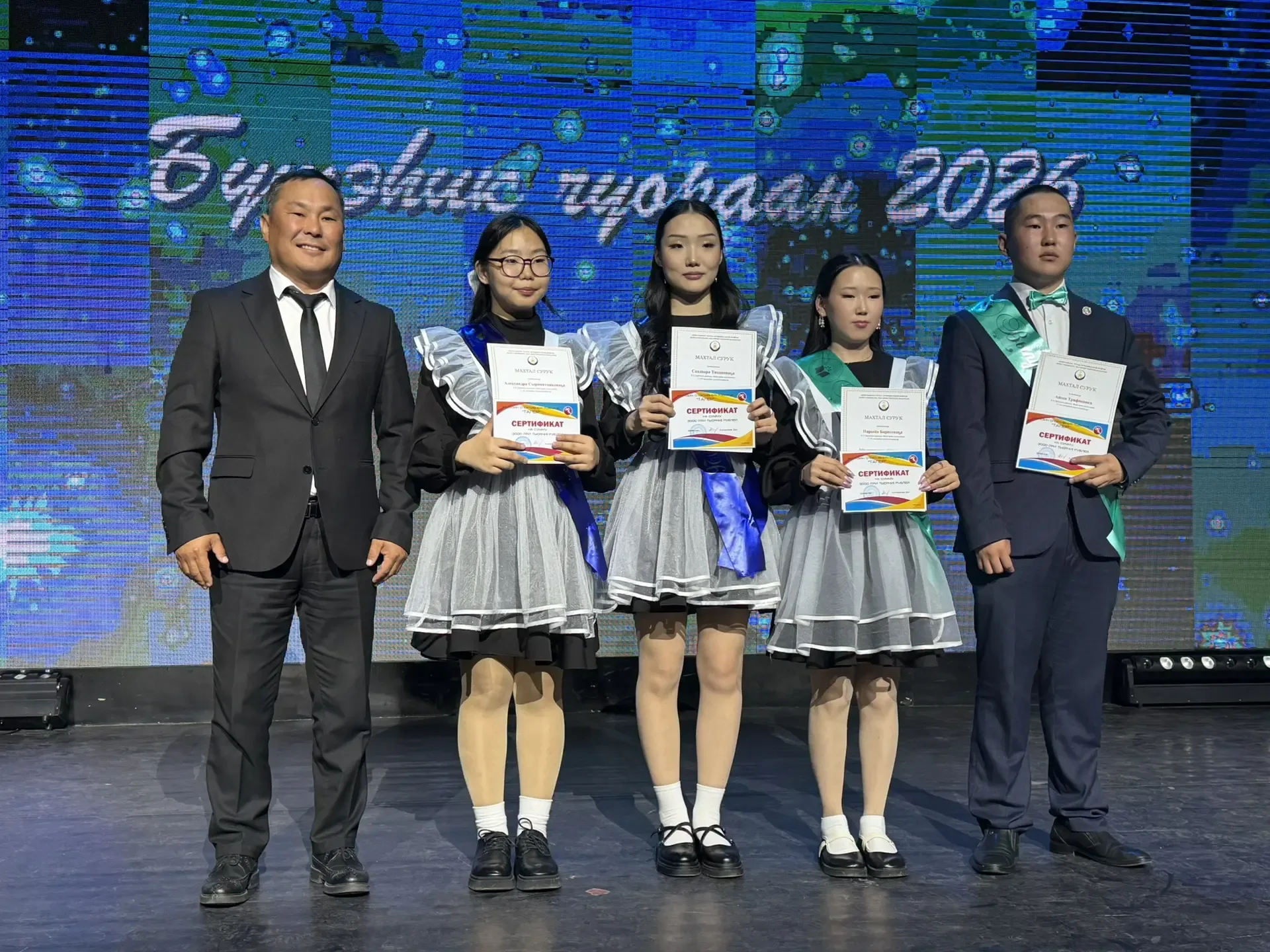 УЛУУСПУТ ОСКУОЛАЛАРЫГАР ТИҺЭХ ЧУОРААН ЧУГДААРДА   Бүгүн, ыам ыйын 26 күнүгэр, улууспут оскуолаларыга