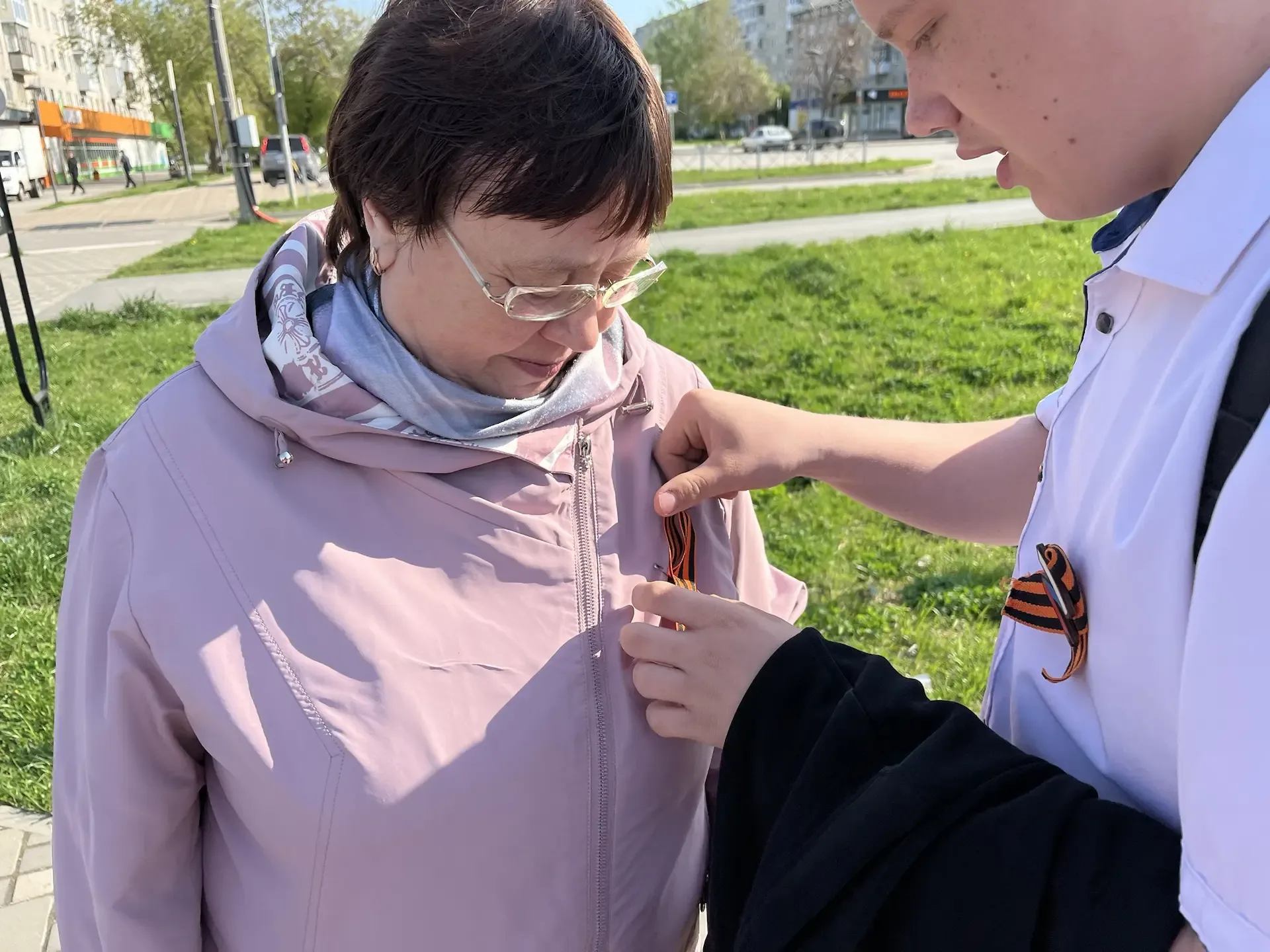 «Я помню! Я горжусь!»: волонтёры Движения Первых раздают Георгиевские ленточки 🎗