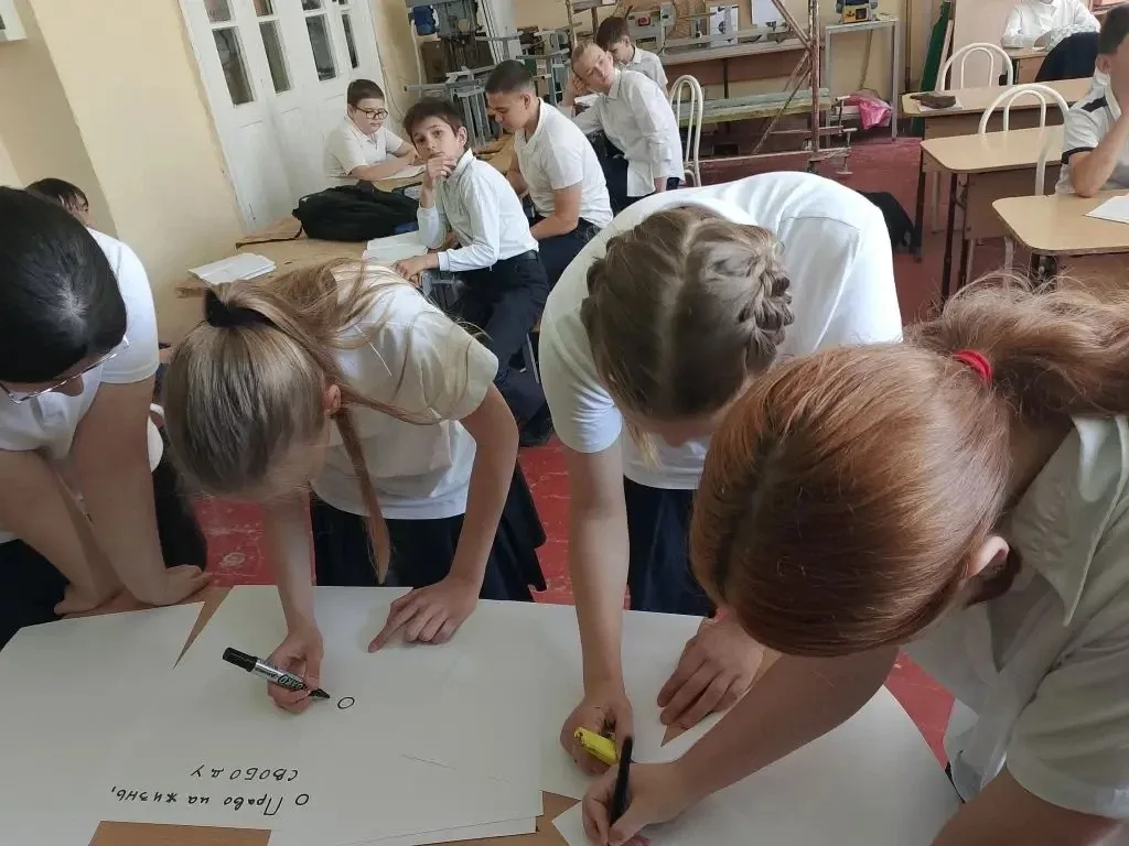 Закон и подросток⚖️  В рамках Недели правовых знаний классах проходят тематические часы, посвященные