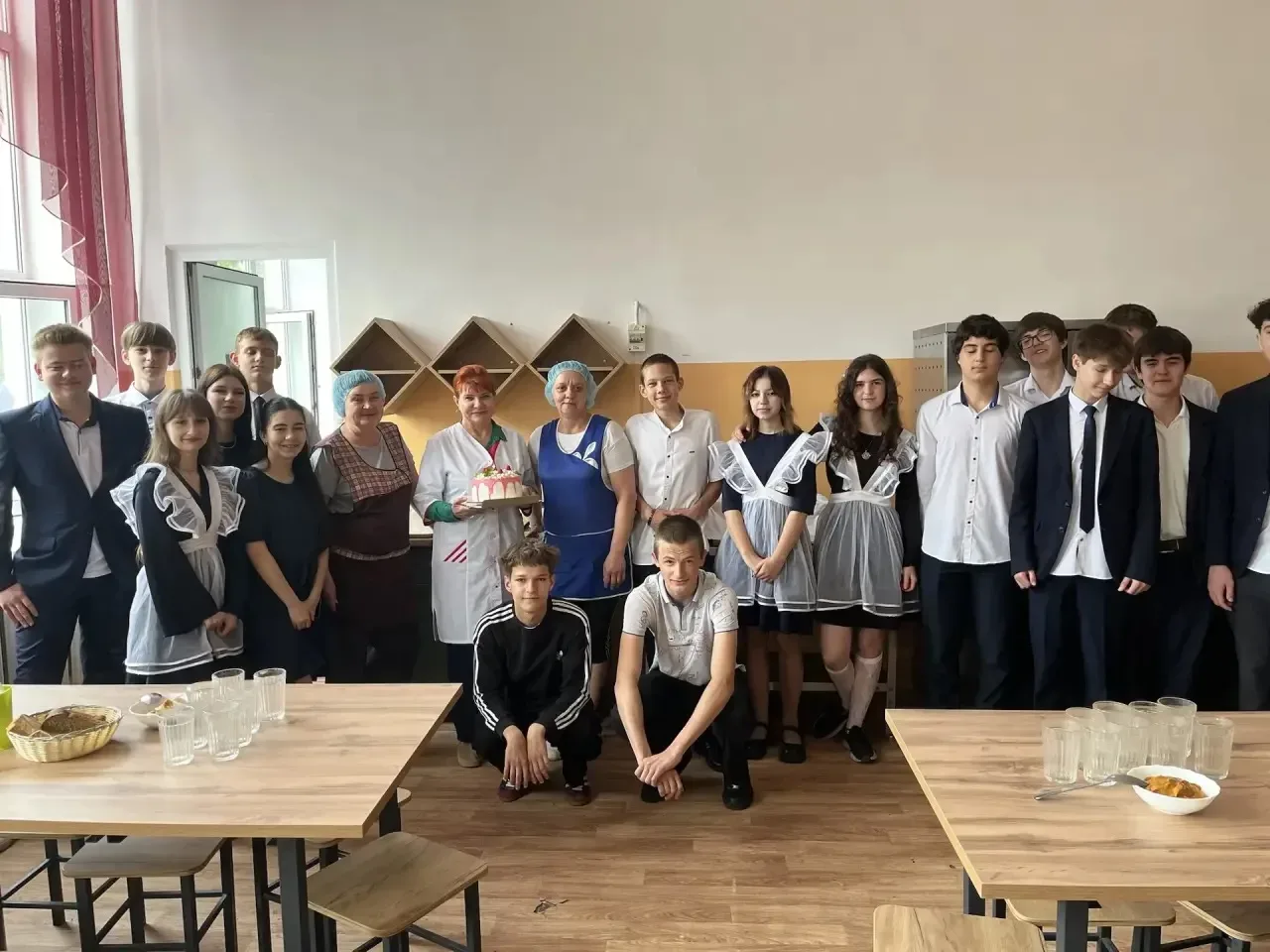Спасибо за вкусные обеды ❤️  Выпускники 9 «А» класса сказали большое «спасибо» самым важным людям в 