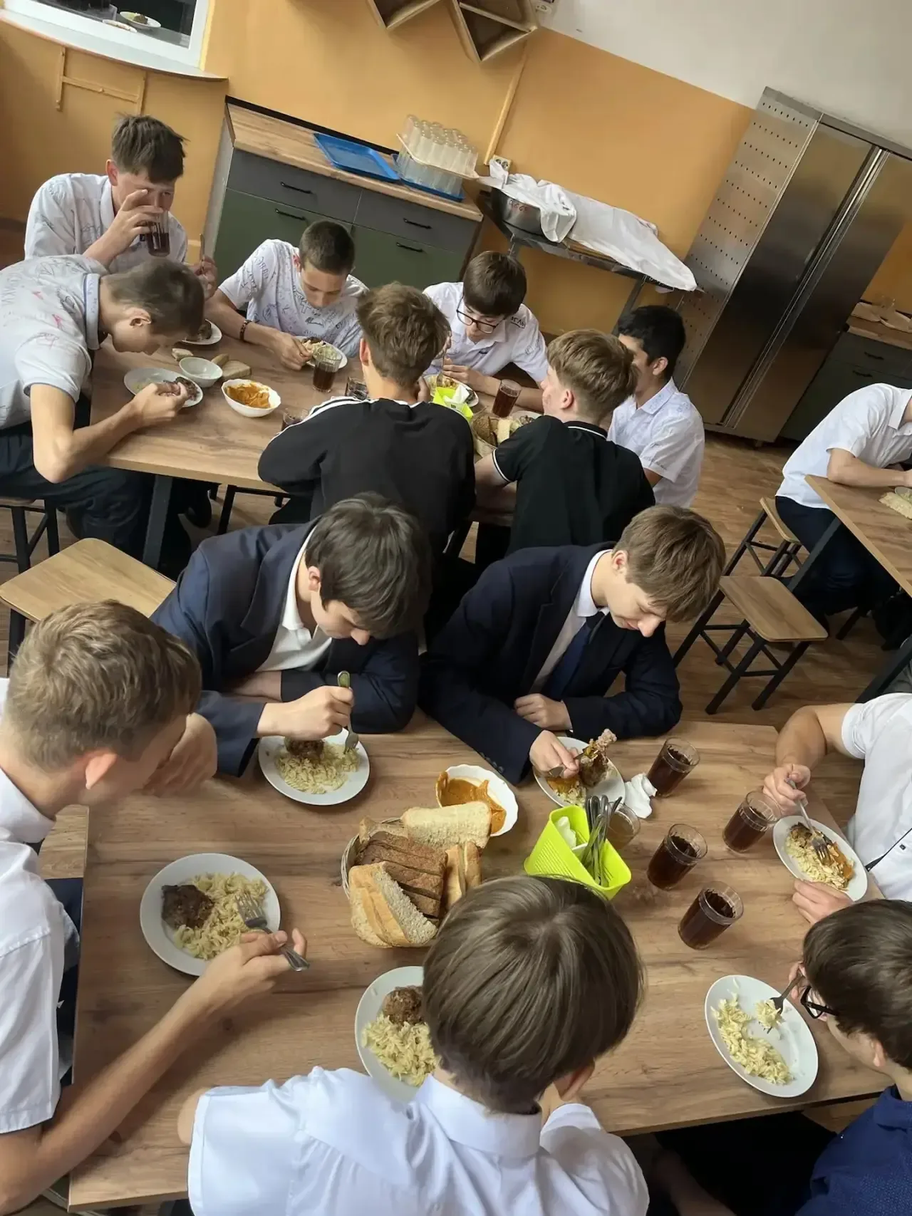 Спасибо за вкусные обеды ❤️  Выпускники 9 «А» класса сказали большое «спасибо» самым важным людям в 