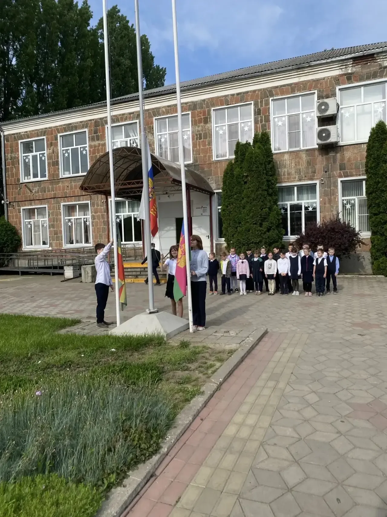🇷🇺 Начало новой учебной недели   Традиционная церемония поднятия Государственного флага РФ и исполне