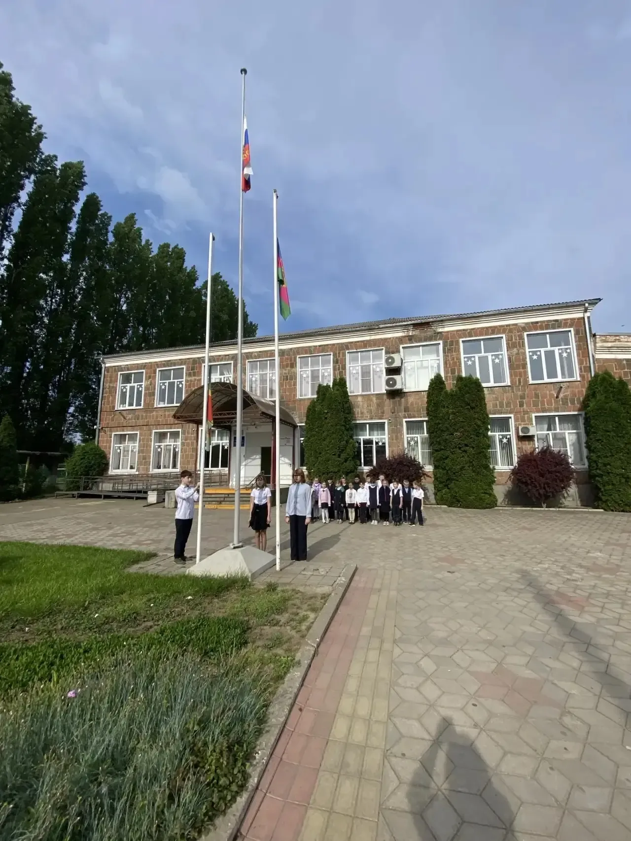 🇷🇺 Начало новой учебной недели   Традиционная церемония поднятия Государственного флага РФ и исполне