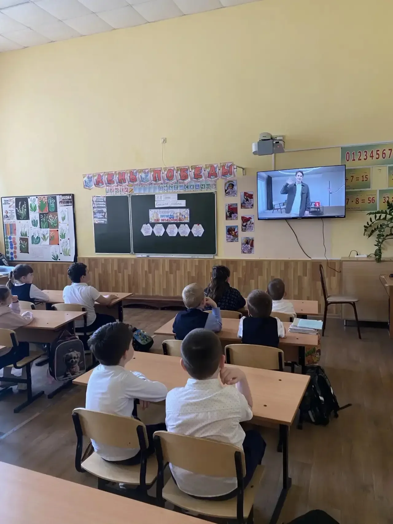🇷🇺 Начало новой учебной недели   Традиционная церемония поднятия Государственного флага РФ и исполне