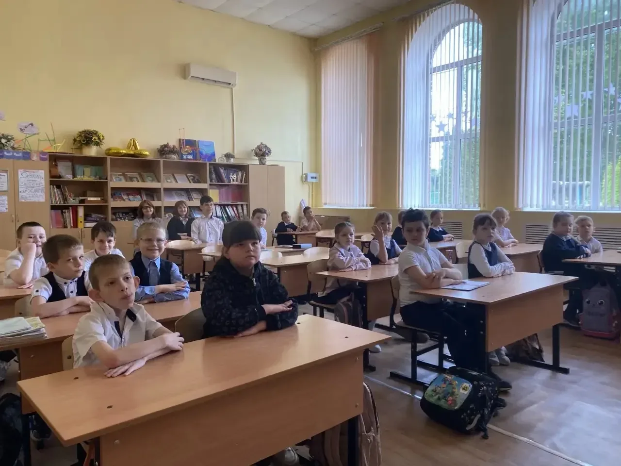🇷🇺 Начало новой учебной недели   Традиционная церемония поднятия Государственного флага РФ и исполне