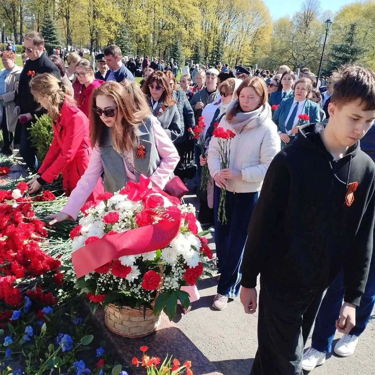 Сегодня ученики 9 "Б" и 9 "В" классов со своими классными руководителями побывали на Смоленском мемо