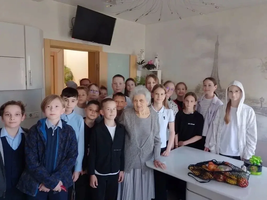 🎖️ С Днём Победы!  📌Вчера ученики 5Е класса поздравили с великим праздником Крючкову Дарью Ивановну 