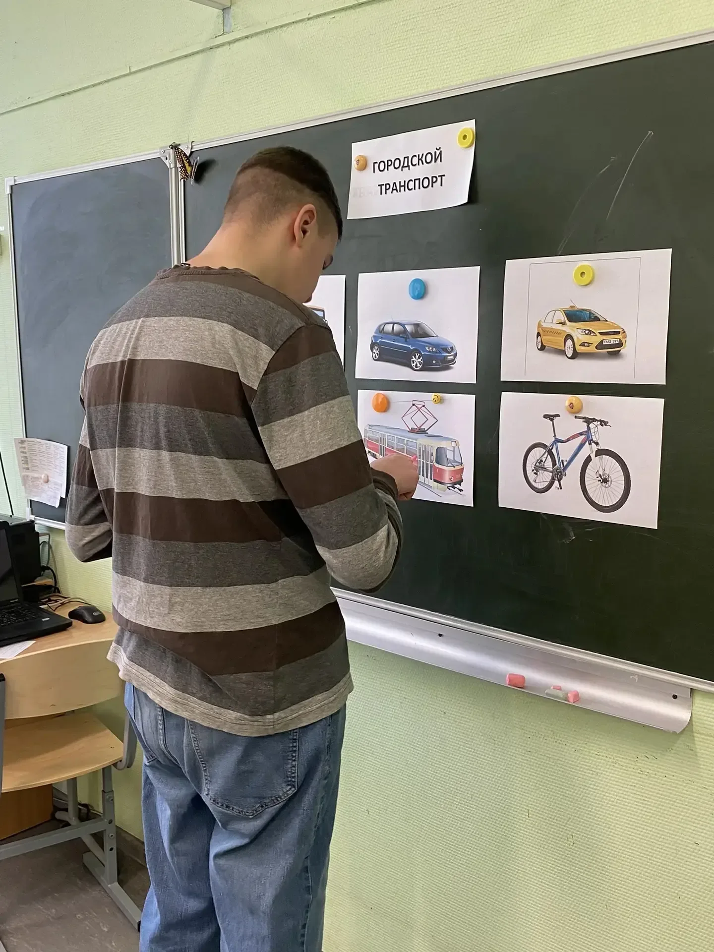 В 9 Д классе прошёл урок на тему «Городской транспорт».     Такие уроки — это важное занятие, которо