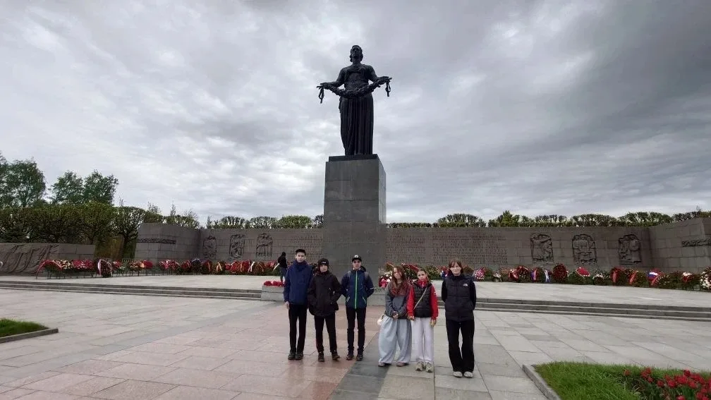 15 мая ученики 6 «Б» посетили Пискарёвское мемориальное кладбище — одно из самых пронзительных и зна
