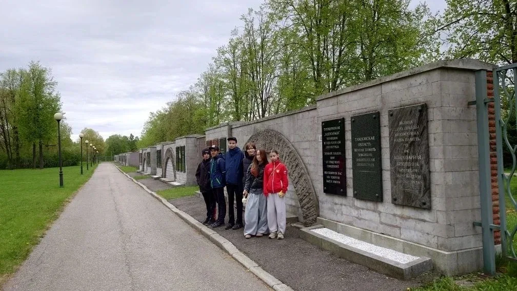 15 мая ученики 6 «Б» посетили Пискарёвское мемориальное кладбище — одно из самых пронзительных и зна