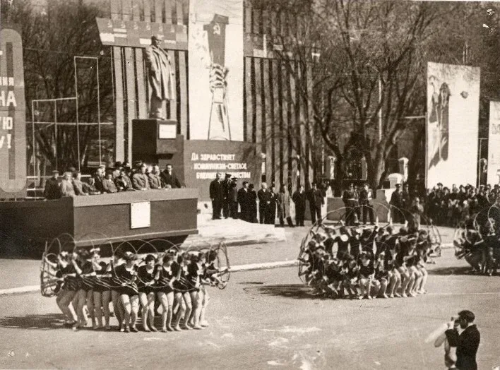 Фотохроника первомайских торжеств в Сызрани.  Первая фотография – выступление гимнасток трикотажного