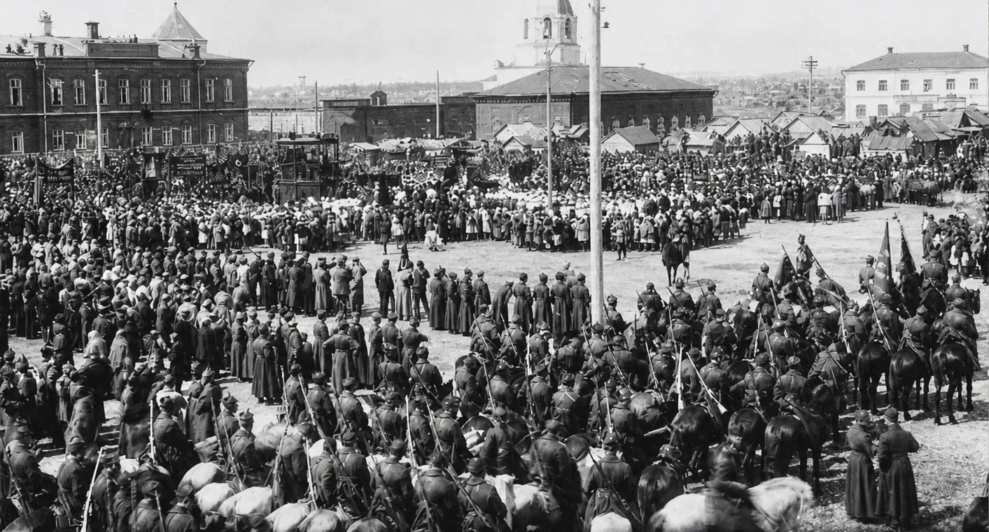 Фотохроника первомайских торжеств в Сызрани.  Первая фотография – выступление гимнасток трикотажного