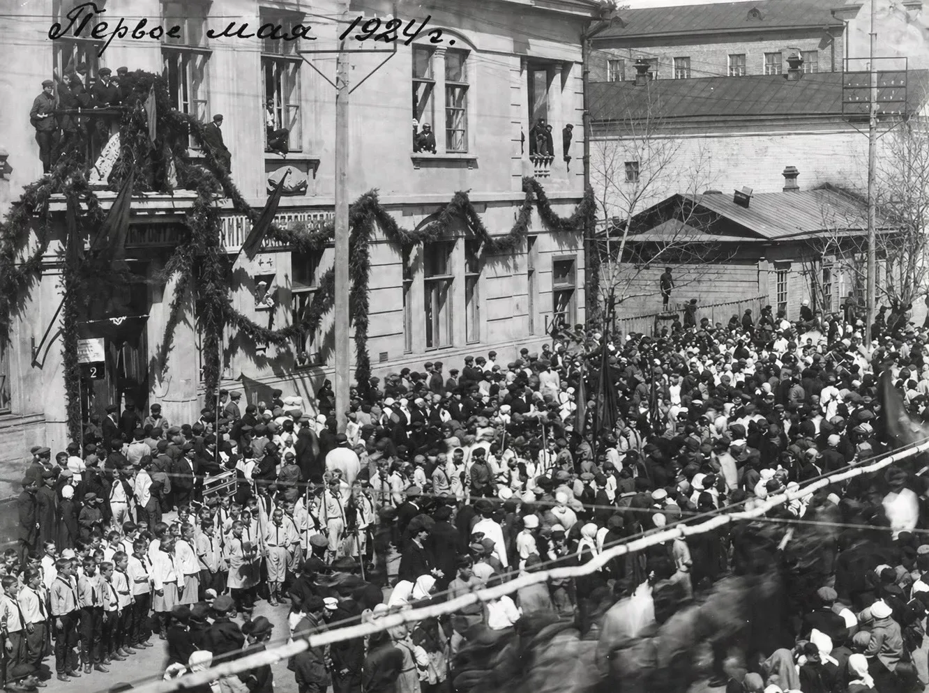 Фотохроника первомайских торжеств в Сызрани.  Первая фотография – выступление гимнасток трикотажного