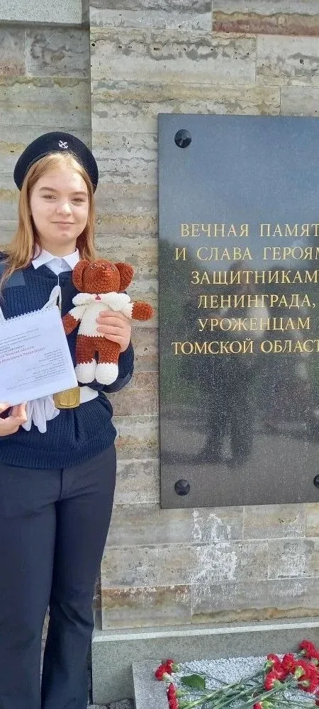 🐻 Мишка памяти: как игрушки из Томска обрели новый дом в Петербурге 9 мая 2026 года на Аллее Памяти 