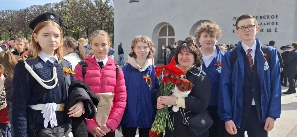 9 мая 2026 года на Пискарёвском мемориале прошла II Межрегиональная молодёжная экскурсия‑перекличка 