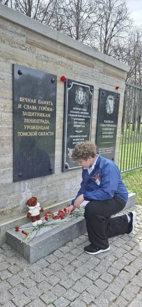 9 мая 2026 года на Пискарёвском мемориале прошла II Межрегиональная молодёжная экскурсия‑перекличка 