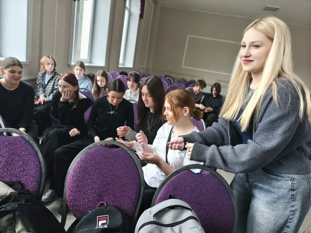 ✨ Профориентационный квиз «Востребованные профессии» в школе! ✨  Молодёжный центр «Карьера» провёл д