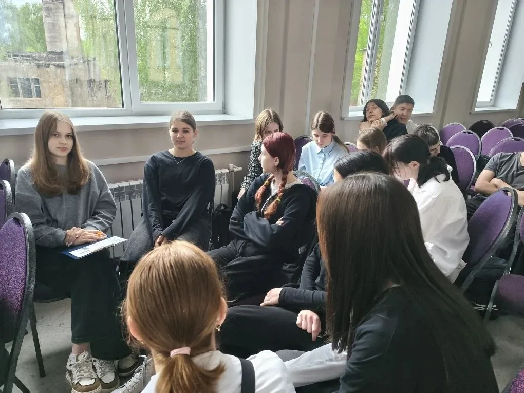 ✨ Профориентационный квиз «Востребованные профессии» в школе! ✨  Молодёжный центр «Карьера» провёл д