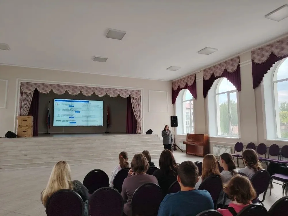 ✨ Профориентационный квиз «Востребованные профессии» в школе! ✨  Молодёжный центр «Карьера» провёл д