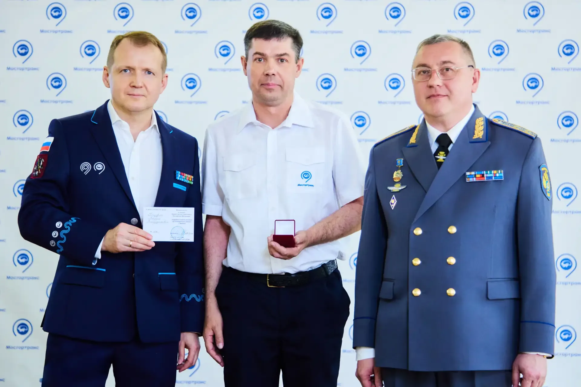 🏆  Чествуем лучших водителей Мосгортранса ⠀ Отметили федеральными знаками отличия тех, кто своим еже