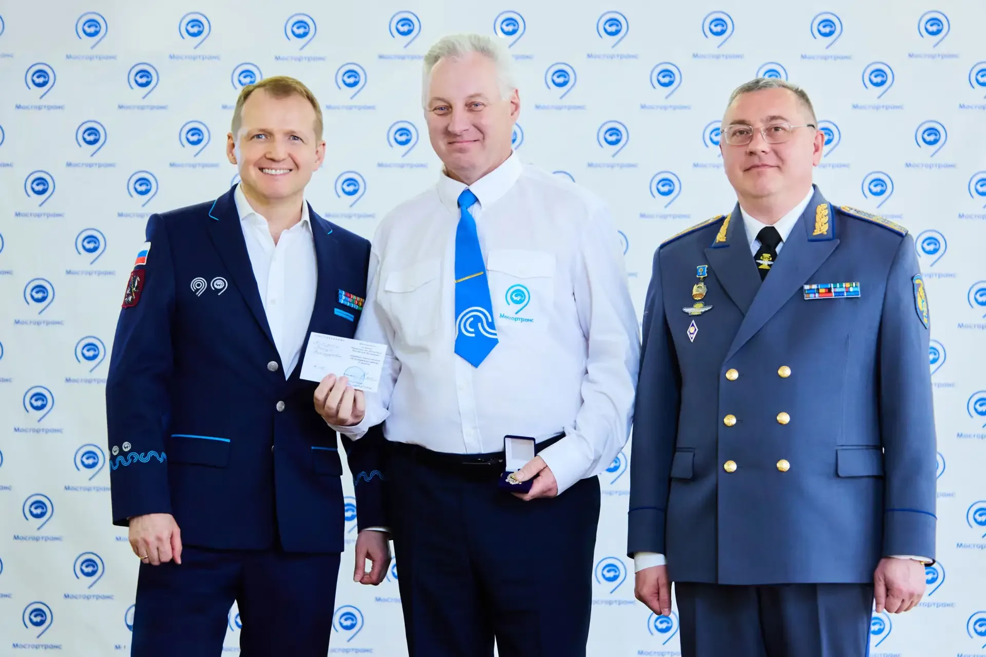 🏆  Чествуем лучших водителей Мосгортранса ⠀ Отметили федеральными знаками отличия тех, кто своим еже
